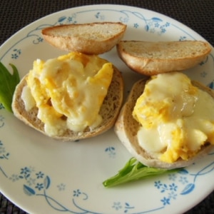 卵サラダ＆とろけるチーズのイングリッシュマフィン
